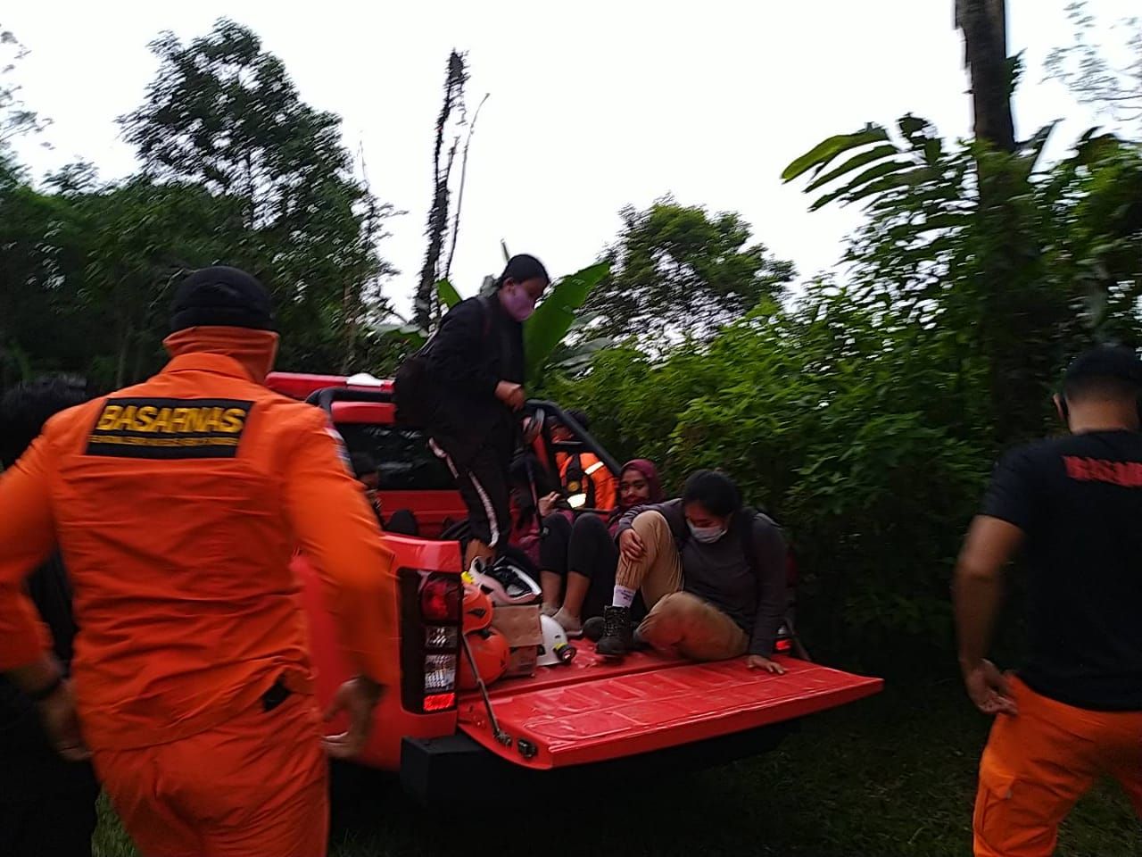 podiumnews.com-Tim SAR Kembali Tangani Pendaki Tersesat di Puncak Adeng 